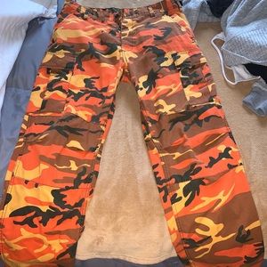 ZUMIEZ MEDIUM REGULAR ORANGE CAMO CARGO PANTS